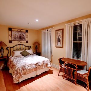 Deluxe Queen Suite